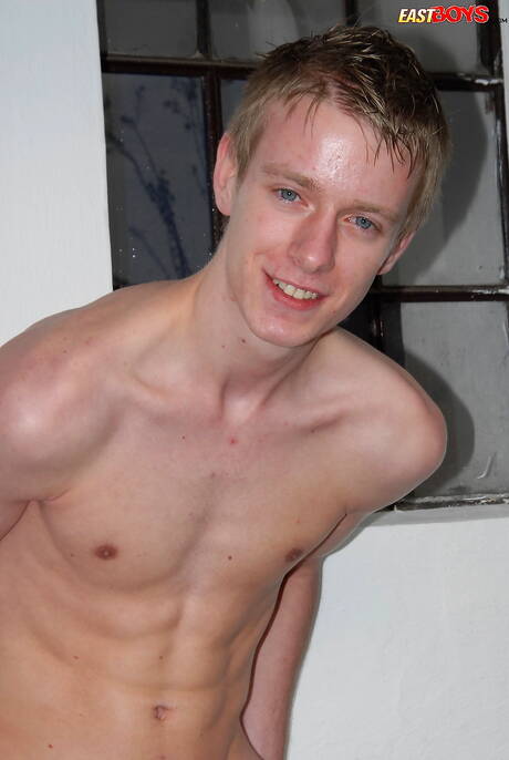 Twink Eli zieht sich aus und zeigt seinen Arsch im Freien