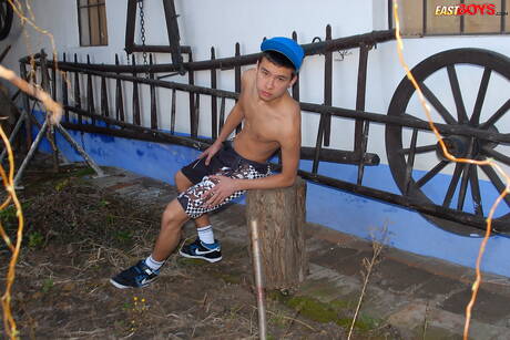 Aziatische jonge kerel Kulap poseert naakt en laat zijn strakke kont zien buiten