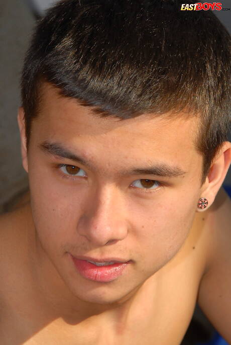 Aziatische jonge kerel Kulap poseert naakt en laat zijn strakke kont zien buiten