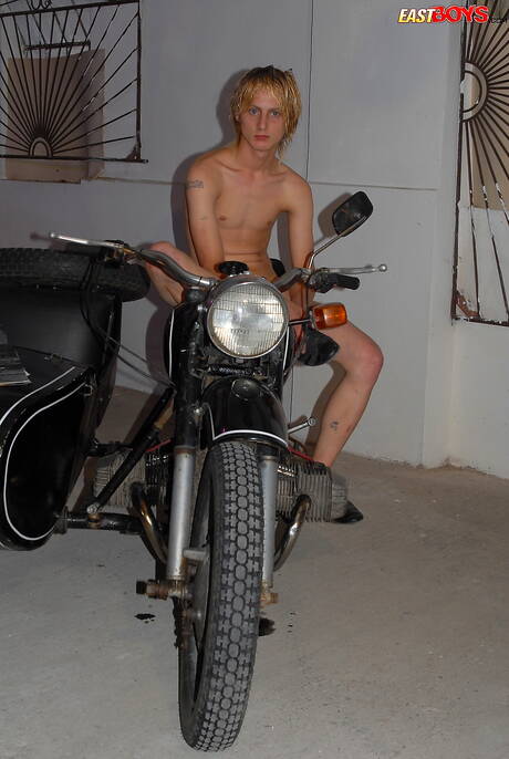 East Boys: 젊은 남자 블레이크가 알몸으로 포즈를 취하고 탄탄한 엉덩이를 드러냈다.