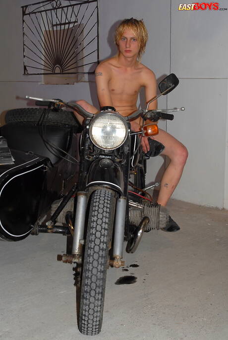 Jonge kerel Blake poseert naakt en laat zijn strakke kont zien