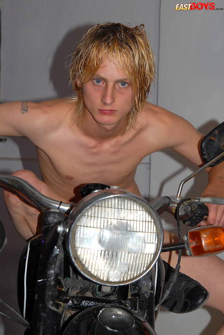 Jonge kerel Blake poseert naakt en laat zijn strakke kont zien