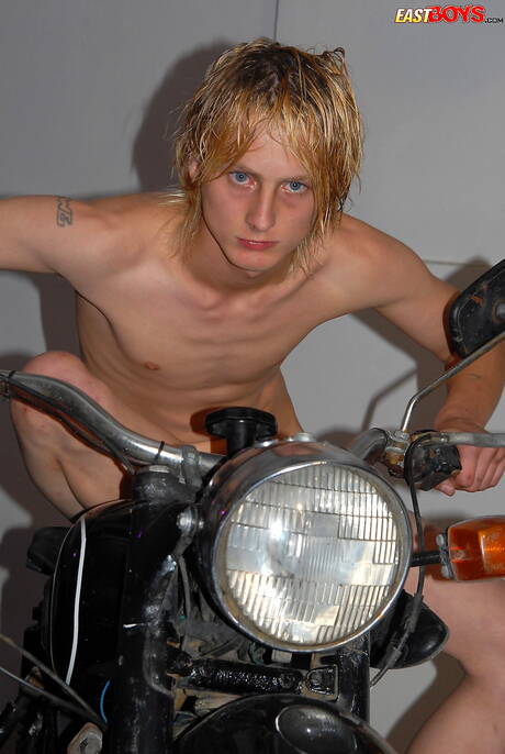 Jonge kerel Blake poseert naakt en laat zijn strakke kont zien