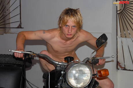 Jonge kerel Blake poseert naakt en laat zijn strakke kont zien