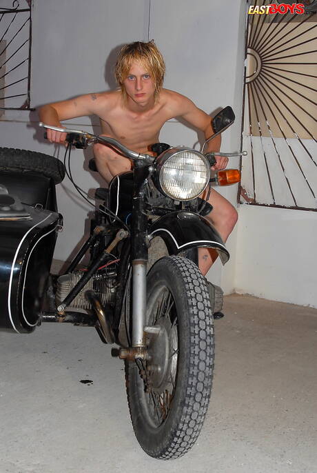 Jonge kerel Blake poseert naakt en laat zijn strakke kont zien