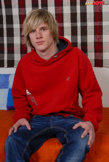 Der schöne Junge Palmer zeigt einen perfekten Körper