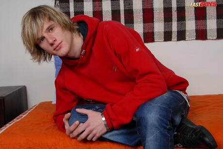 Der schöne Junge Palmer zeigt einen perfekten Körper