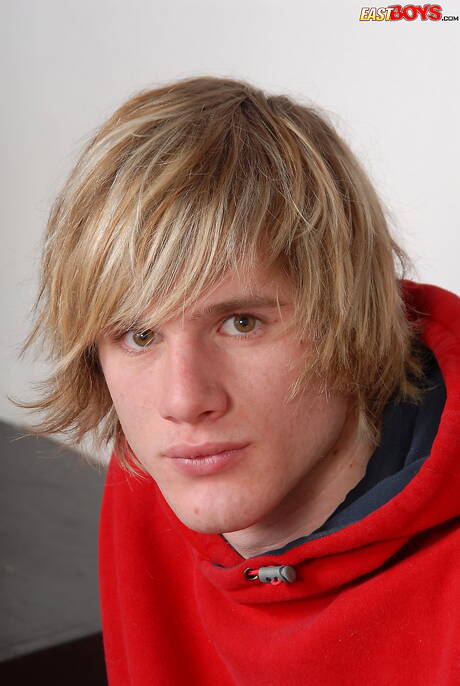 Der schöne Junge Palmer zeigt einen perfekten Körper