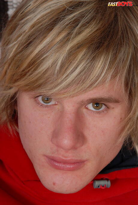 Der schöne Junge Palmer zeigt einen perfekten Körper