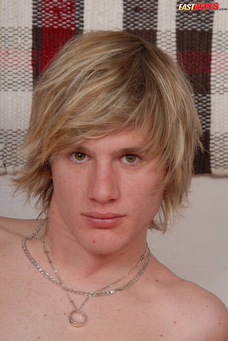 Der schöne Junge Palmer zeigt einen perfekten Körper