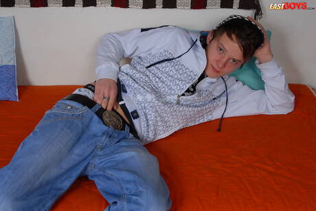 捷克年輕帥哥 Johan Koco 裸體擺造型