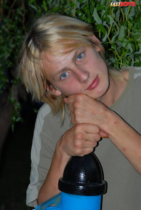 Der junge Kerl Blake zieht sich aus und zeigt seinen heißen Arsch im Freien