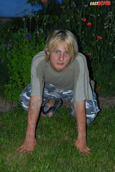 Der junge Kerl Blake zieht sich aus und zeigt seinen heißen Arsch im Freien