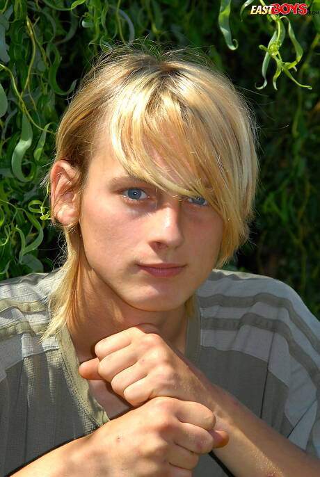 Der junge Kerl Blake zieht sich aus und zeigt seinen heißen Arsch im Freien