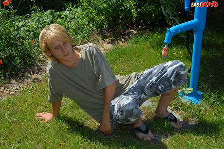 Der junge Kerl Blake zieht sich aus und zeigt seinen heißen Arsch im Freien