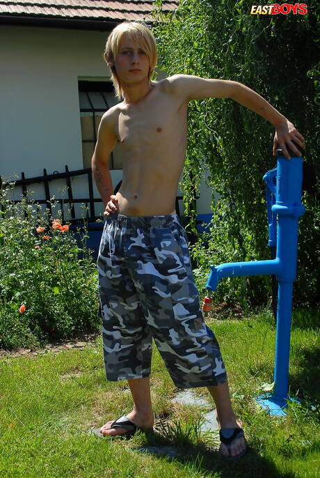 Der junge Kerl Blake zieht sich aus und zeigt seinen heißen Arsch im Freien