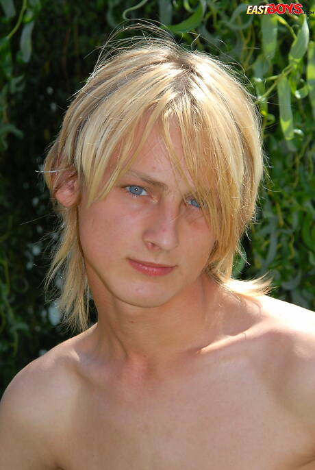 Der junge Kerl Blake zieht sich aus und zeigt seinen heißen Arsch im Freien