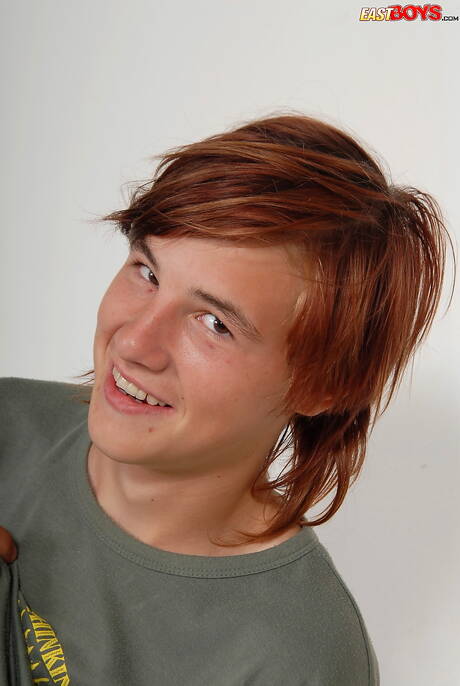 Le joli garçon Fulk pose nu