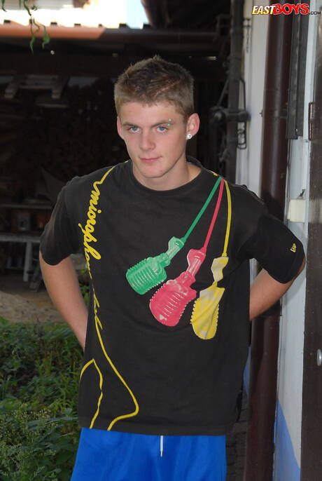 Il ragazzo sexy Pete mostra un corpo perfetto all