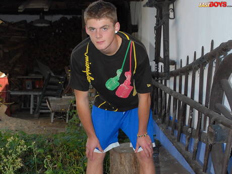 Il ragazzo sexy Pete mostra un corpo perfetto all