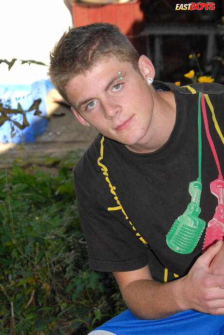 Il ragazzo sexy Pete mostra un corpo perfetto all