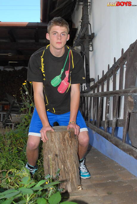 Il ragazzo sexy Pete mostra un corpo perfetto all