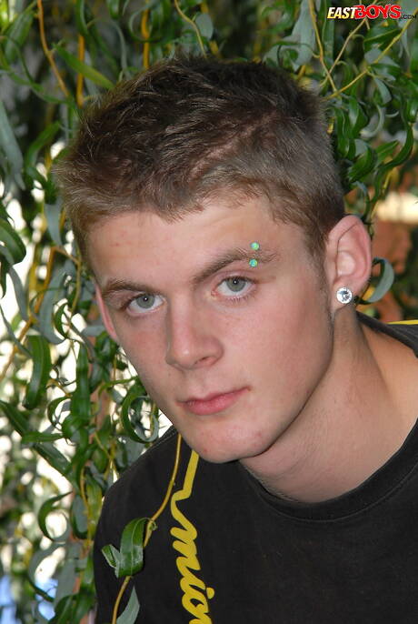 Il ragazzo sexy Pete mostra un corpo perfetto all