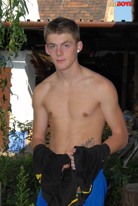 Il ragazzo sexy Pete mostra un corpo perfetto all