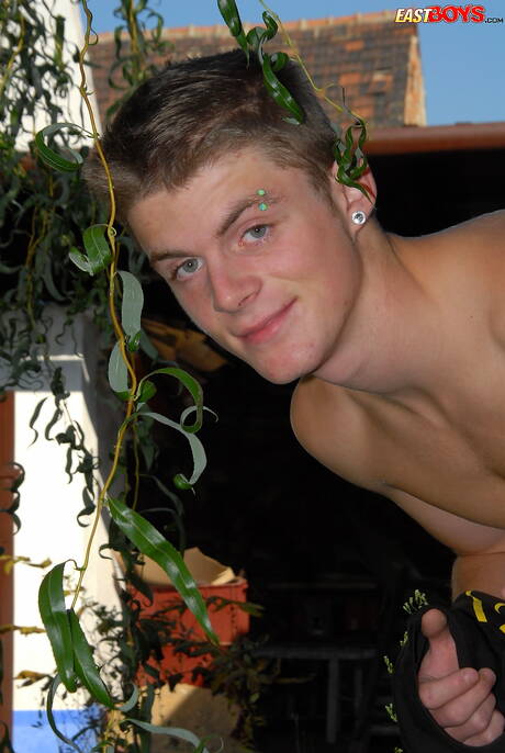 Il ragazzo sexy Pete mostra un corpo perfetto all