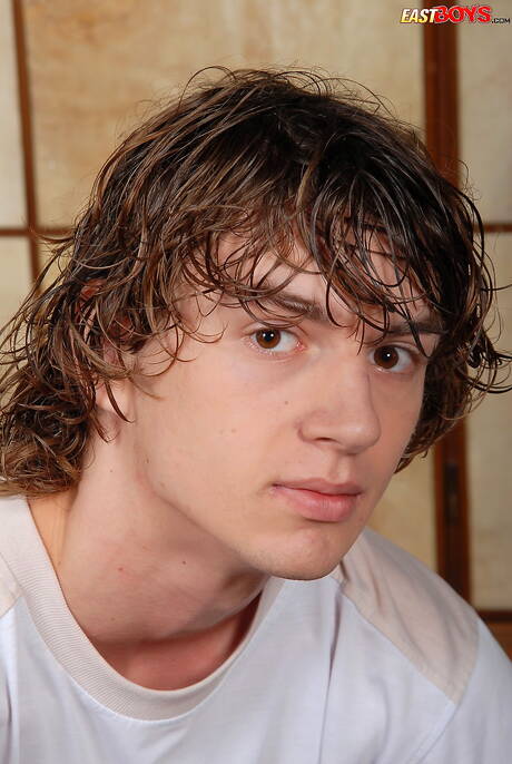 Der heiße Twink Rex posiert nackt und zeigt seinen knackigen Arsch