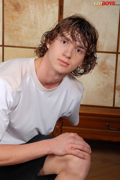 Der heiße Twink Rex posiert nackt und zeigt seinen knackigen Arsch