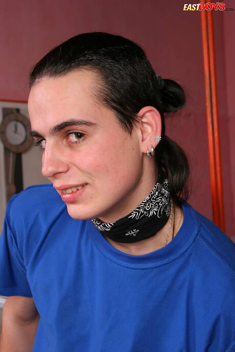 Il bel ragazzo Tonda si masturba il cazzo