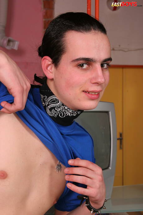 Il bel ragazzo Tonda si masturba il cazzo