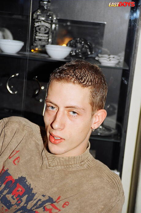 Der hübsche Junge Toman zeigt einen perfekten Körper