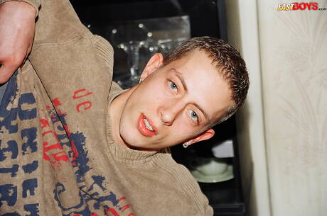 Der hübsche Junge Toman zeigt einen perfekten Körper