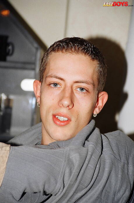 Der hübsche Junge Toman zeigt einen perfekten Körper