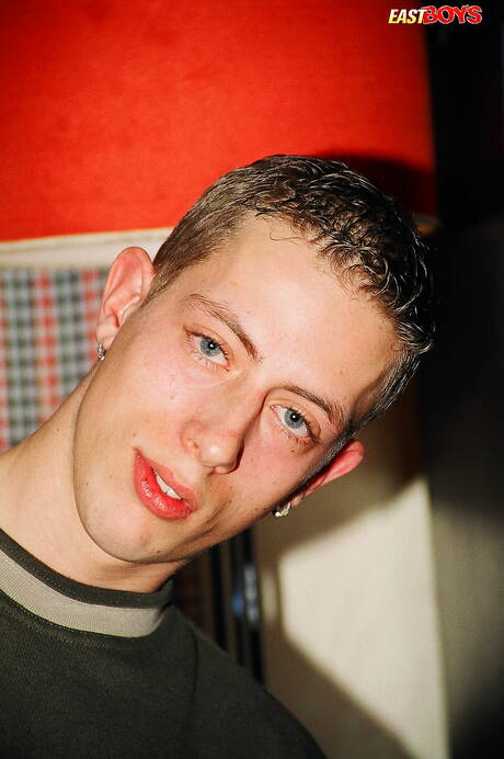 Der junge Toman zeigt einen wunderschönen Körper