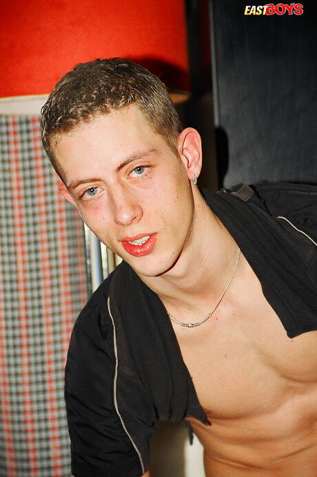 Der junge Toman zeigt einen wunderschönen Körper