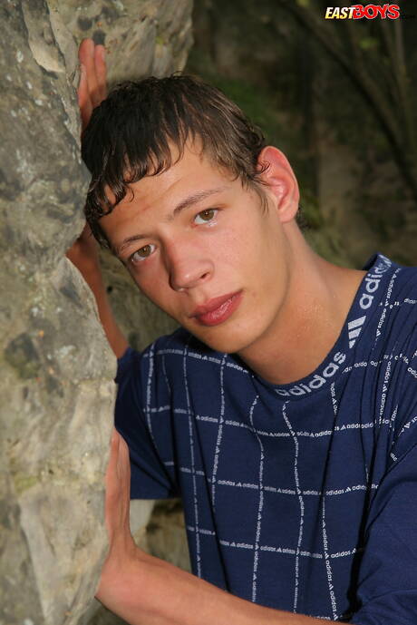 屋外で楽しんでいる少年トビー