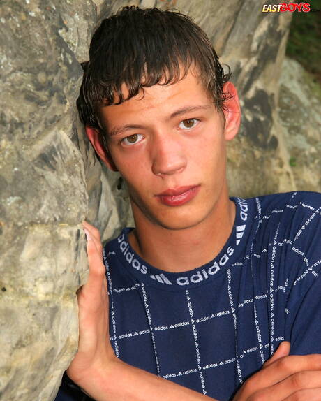 屋外で楽しんでいる少年トビー