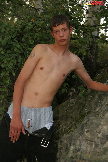 屋外で楽しんでいる少年トビー