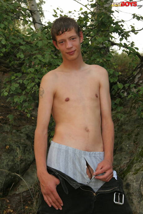 屋外で楽しんでいる少年トビー