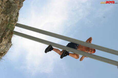 Hübscher Junge Tien neckt seinen Schwanz draußen