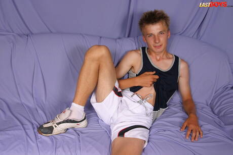 East Boys: Le minet chaud Tibor montre un beau corps