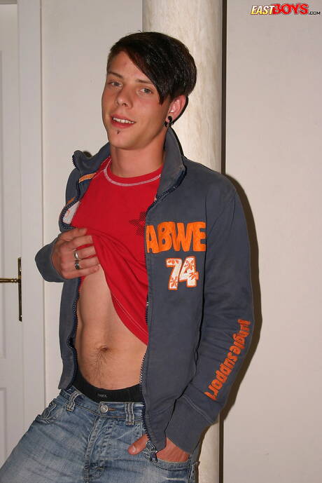 Czech husky guy Thomas Dyk posing naked and showing nice ass