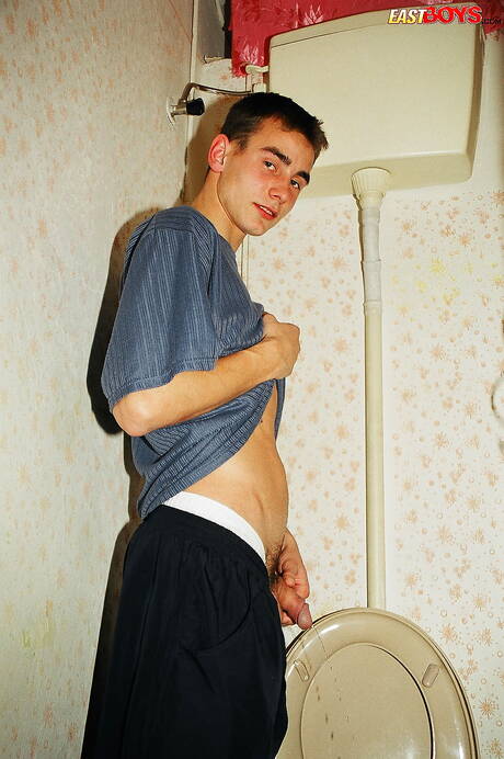 Jonge Terry masturbeert met dildo in bad