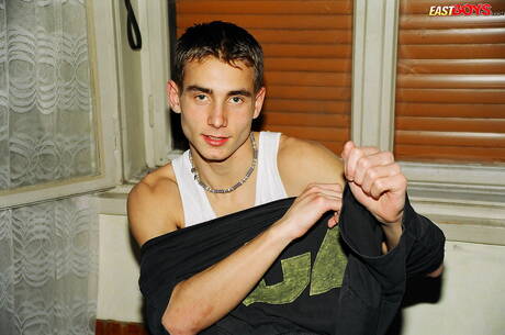 Jonge Terry masturbeert met dildo in bad