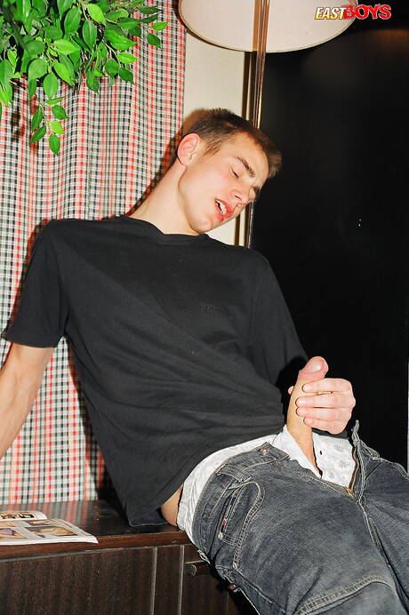 小男孩特里用玩具自慰