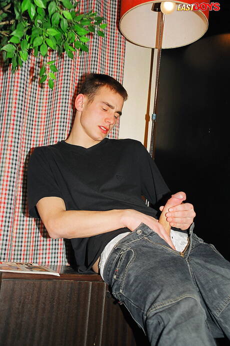 Der junge Terry wichst mit einem Spielzeug