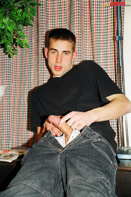 Der junge Terry wichst mit einem Spielzeug